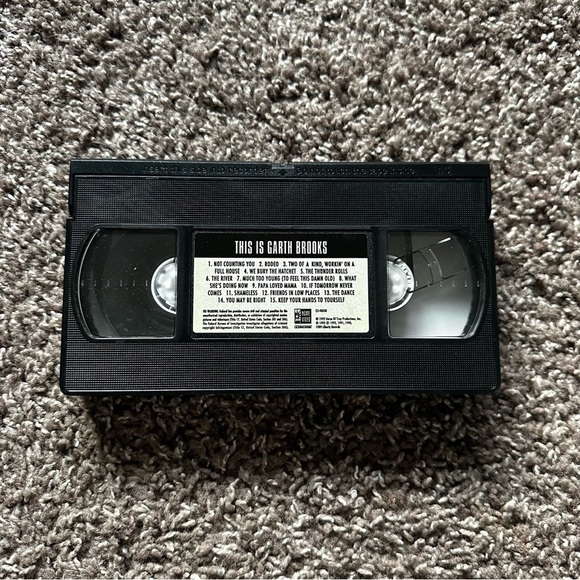 Vintage 1992 This is Garth Brooks Live Performance VHS Tape - Picture 4 of 4